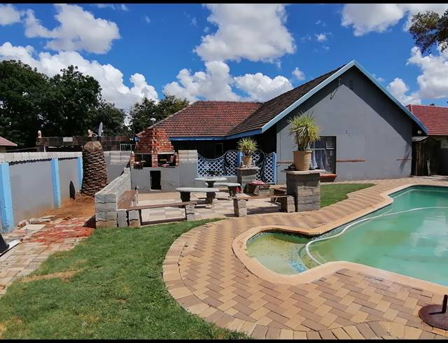 4 BEDROOM FREESTANDING FOR SALE IN STILFONTEIN EXT 4